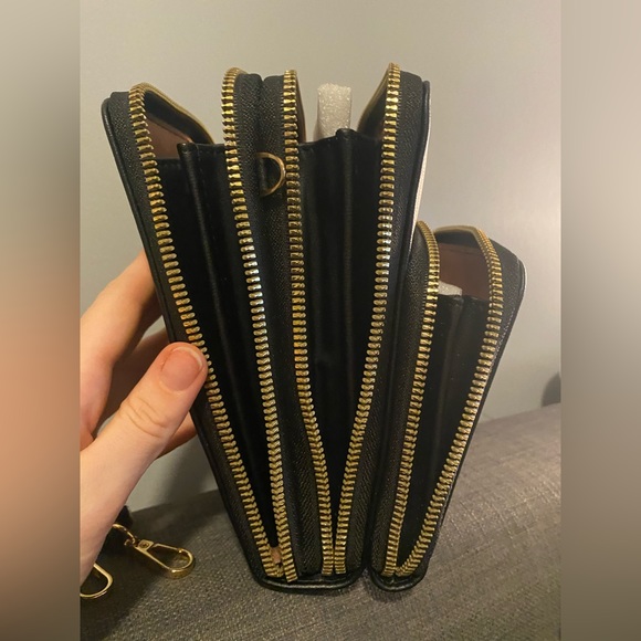 Small practical black crossbody NEW - Picture 3 of 4